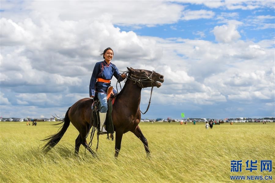 （特別的暑期生活·圖片故事）（2）草原女孩錫林花的暑期“歡樂時(shí)光”