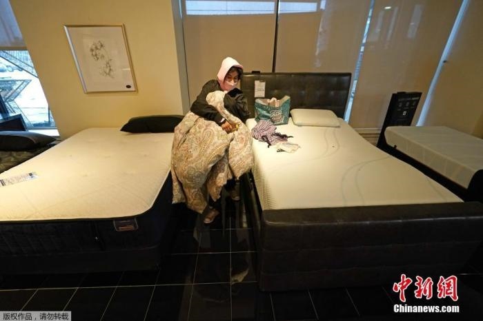 當?shù)貢r間2月17日，美國得州的一家畫廊兼家具店內，大批民眾來此避寒取暖，其中不乏一些人帶著被子來過夜。美國近日遭遇極寒天氣侵襲，多地氣溫創(chuàng)近年新低，其中得州災情最嚴重，暴風雪導致電網在酷寒中癱瘓，約400萬居民家中長時間停電。美國國家氣象局表示，得州休斯敦等地的氣溫甚至比靠近北極圈的阿拉斯加還要低。