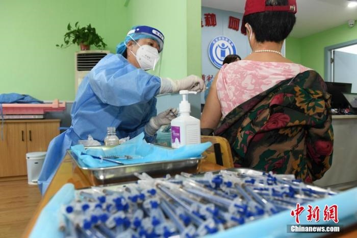 資料圖：市民來(lái)到醫(yī)院接種新冠疫苗。 楊華峰 攝