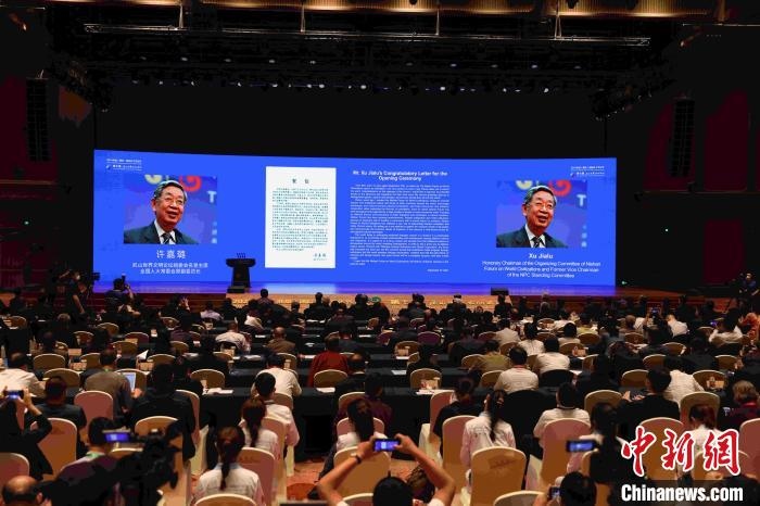 第九屆、第十屆全國(guó)人大常委會(huì)副委員長(zhǎng)許嘉璐向大會(huì)發(fā)來(lái)賀信。　盛佳鵬 攝