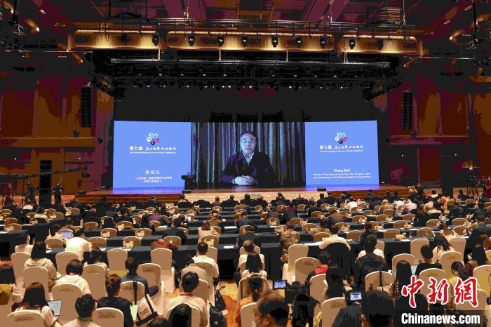 中國(guó)工程院院士、“人民英雄”國(guó)家榮譽(yù)稱號(hào)獲得者張伯禮通過(guò)視頻發(fā)表主旨演講?！∈⒓样i 攝