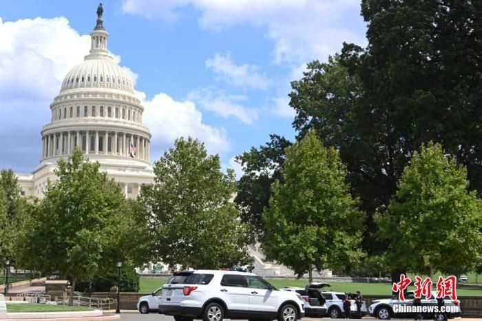 當地時間8月19日，一名男子駕駛黑色皮卡至國會圖書館前，并聲稱車上有炸彈。該事件導致美國國會大廈周邊街道封鎖，警方還疏散了周邊國會辦公樓和聯(lián)邦最高法院里的工作人員。圖為警方在美國會大廈西側廣場警戒。 <a target='_blank' href='http://www.chinanews.com/'>中新社</a>記者 陳孟統(tǒng) 攝