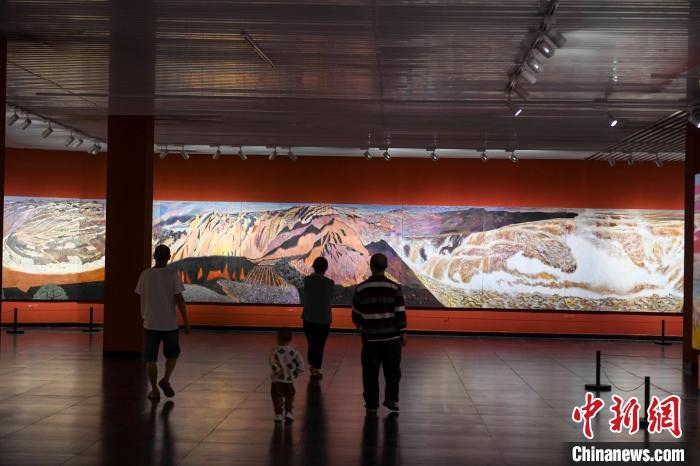 162米巨幅油畫長卷《黃河》吸引市民駐足觀看?！钊A峰 攝