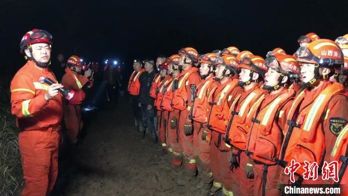 平遙縣消防救援大隊(duì)大隊(duì)長龔宇作總攻發(fā)起前的動員?！￠Z旭輝 攝