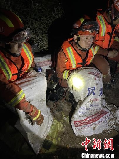 短暫修整期間，消防員脫掉鞋襪，用編織袋套住腿腳保暖?！￠Z旭輝 攝