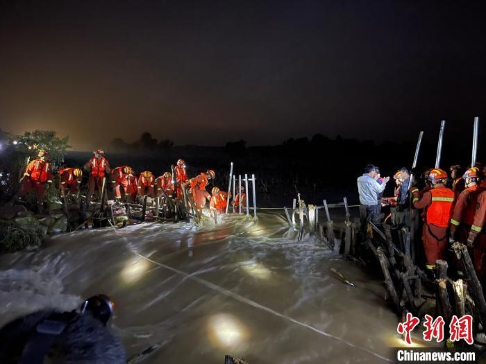 消防員分成左右兩路，同時發(fā)起決口封堵總攻?！￠Z旭輝 攝