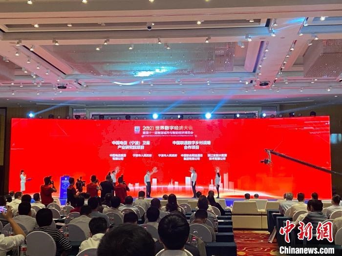 簽約現(xiàn)場(chǎng)?！×植?攝