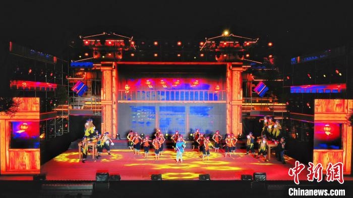 2021昭君文化旅游活動(dòng)專場(chǎng)晚會(huì)現(xiàn)場(chǎng)?！≈苄橇?攝