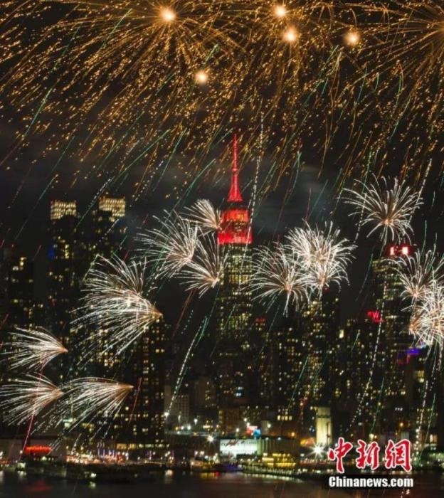 　　2018年，中國駐紐約總領(lǐng)事館前的哈德遜河上空燃放起焰火，慶祝中國狗年春節(jié)。