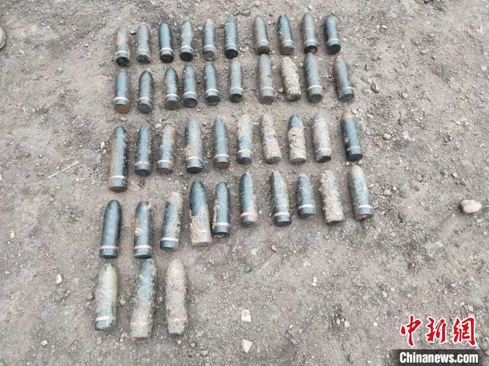 圖為發(fā)現(xiàn)的遺留炮彈。　特日格樂 攝