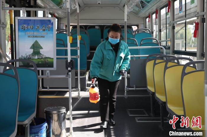 工作人員正在對公交車進行消殺。　于晶 攝
