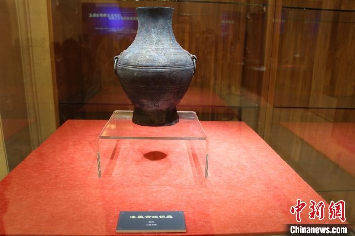 二級(jí)文物戰(zhàn)國(guó)時(shí)期漆蓋云紋銅壺?！≮w曉 攝