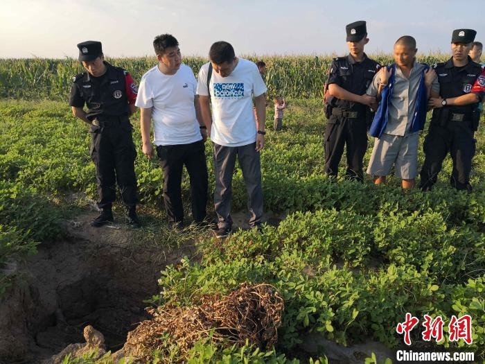 資料圖：犯罪嫌疑人辨認(rèn)作案現(xiàn)場(chǎng)?！〖蜗榭h公安局供圖