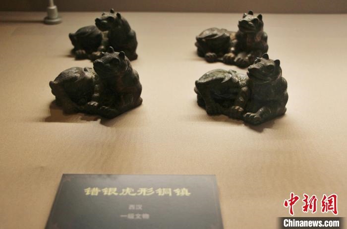 一級(jí)文物錯(cuò)銀虎形銅鎮(zhèn)?！≮w曉 攝
