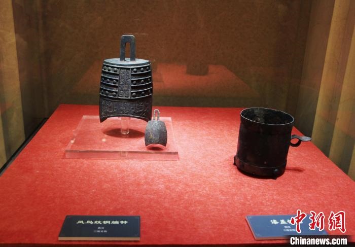 二級(jí)文物西漢鳳鳥紋銅編鐘、漆蓋銅卮?！≮w曉 攝