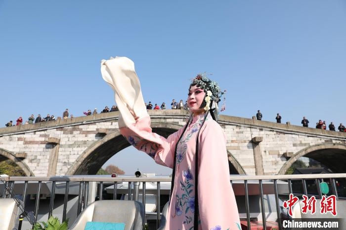 2019京杭對(duì)話的大運(yùn)河京杭雅集活動(dòng)中，浙江昆劇團(tuán)國(guó)家一級(jí)演員楊崑在中國(guó)大運(yùn)河(杭州段)上進(jìn)行表演?！⌒燔?攝 攝