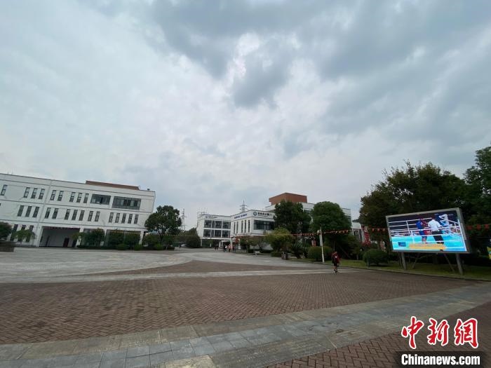 寧波市第二少年兒童業(yè)余體育學校?！×植?攝