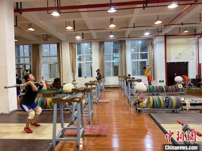 石智勇的師弟師妹們訓練場景?！×植?攝