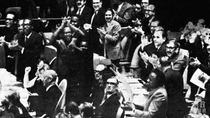 △第2758號決議通過后，現(xiàn)場爆發(fā)出熱烈歡呼聲。(資料圖)