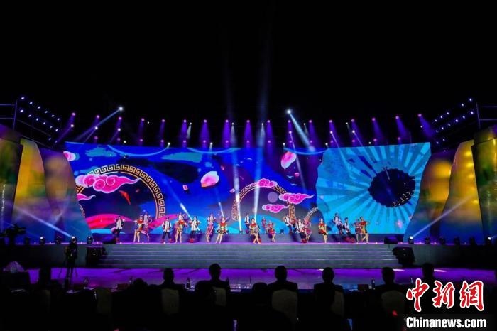 圖為中國·重慶秀山第二屆“金山銀山”文化旅游節(jié)開幕現(xiàn)場?！⌒闵娇h文旅委供圖