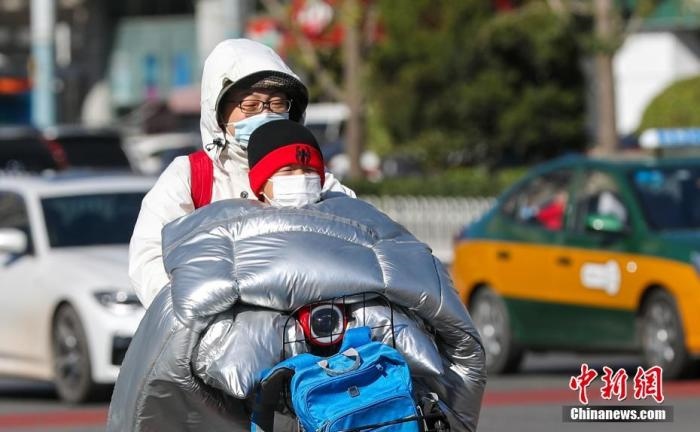 資料圖：市民在大風(fēng)降溫天氣下出行。 <a target='_blank' href='http://www.chinanews.com/'>中新社</a>記者 賈天勇 攝