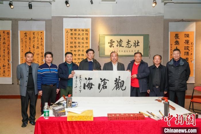 圖為百名將軍書畫展活動現(xiàn)場?！∷涡憬?攝 攝