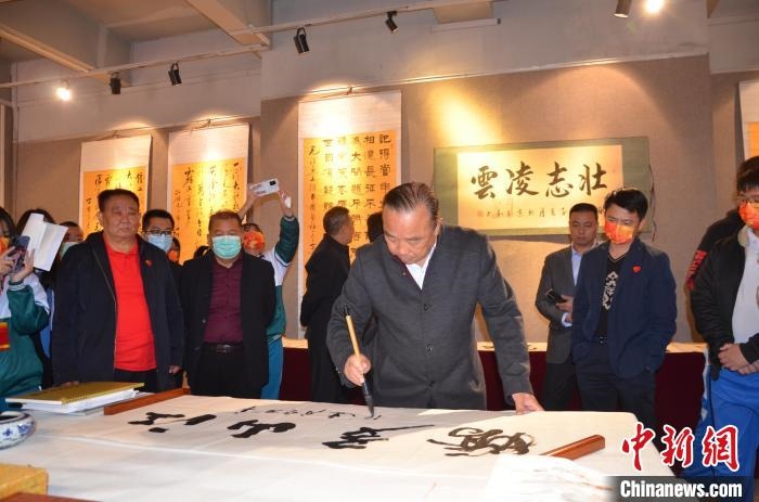 圖為“鐵軍老戰(zhàn)士”、著名書法家、解放軍報原副總編輯連俊義少將現(xiàn)場揮毫。　顏新陽 攝 攝