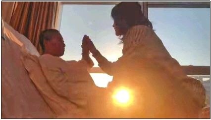 每天早上媽媽醒來后，母女倆都會迎著晨曦握手、擊掌。　視頻截圖