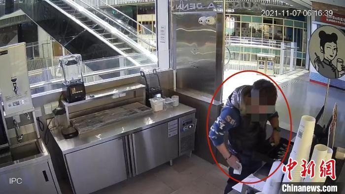 嫌疑人實(shí)施犯罪行為的監(jiān)控視頻?！↑S浦公安供圖