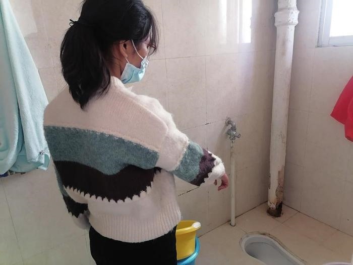  劉小姐在網(wǎng)上找人疏通出租屋里的廁所，被收費(fèi)5380元