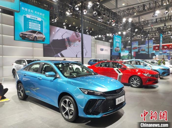 長沙國際車展上展出的汽車?！√菩∏?攝