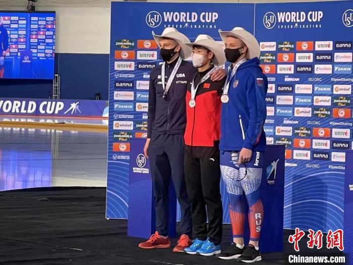 寧忠?guī)r在頒獎(jiǎng)儀式上。　黑龍江省體育局提供