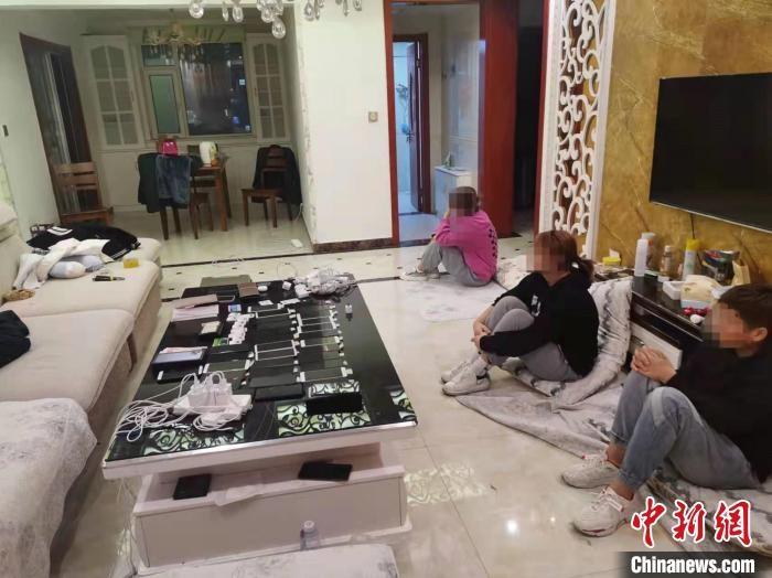 資料圖為果洛藏族自治州公安民警抓獲的犯罪嫌疑人?！‖斍呖h公安局供圖