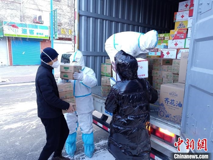 圖為滿洲里物資保障巡回補(bǔ)給車隊(duì)配貨現(xiàn)場(chǎng)?！∏靥饌?攝