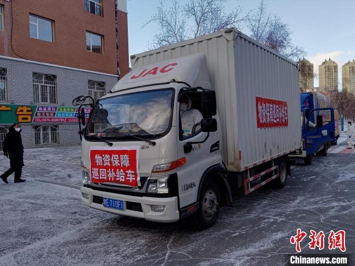 圖為滿洲里物資保障巡回補(bǔ)給車隊(duì)配貨現(xiàn)場(chǎng)?！∏靥饌?攝