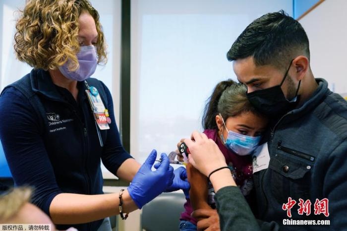 資料圖：當(dāng)?shù)貢r間11月3日，美國華盛頓，國立兒童醫(yī)院為孩子接種疫苗。美國新冠疫苗接種進入了一個新階段，數(shù)百萬名小學(xué)生現(xiàn)在可以接種疫苗。