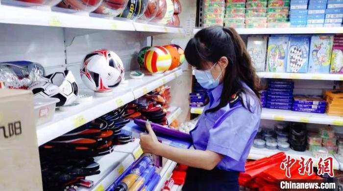 圖為秦皇島市海港區(qū)市場監(jiān)督管理局工作人員正在檢查涉冬奧標(biāo)志商品?！∏鼗蕧u市海港區(qū)市場監(jiān)督管理局供圖