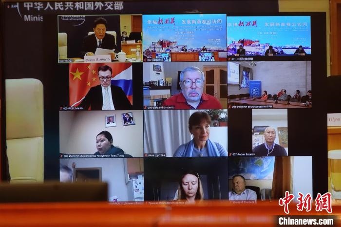 “幸福新西藏、發(fā)展新畫卷”云訪問活動(dòng)在拉薩、北京、莫斯科等地同時(shí)舉行。　冉文娟 攝