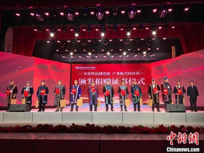 阿勒泰地區(qū)牧民靠企業(yè)的幫扶走上了致富道路?！」o琨 攝