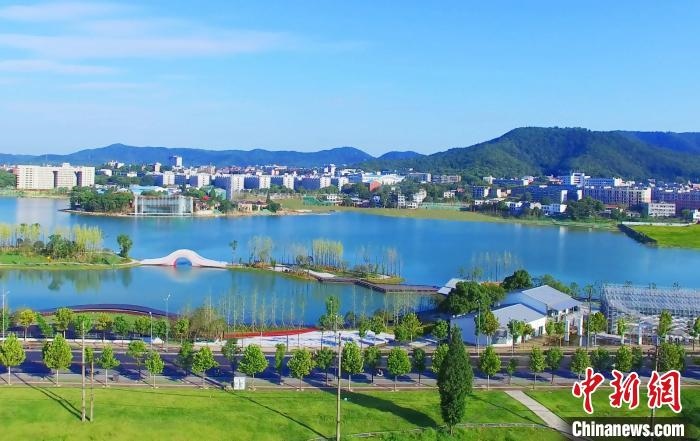 后湖藝術(shù)園?！√菩∏?攝