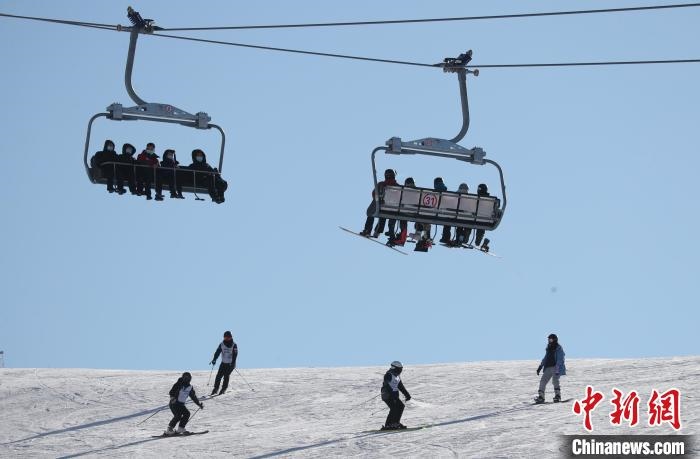 圖為滑雪場(chǎng)現(xiàn)場(chǎng)?！≡S婷 攝