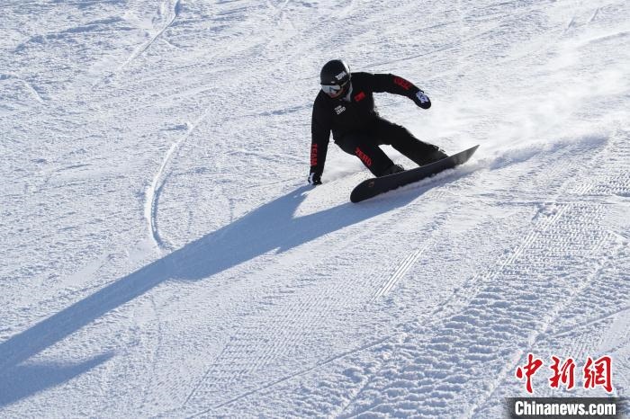 圖為滑雪場(chǎng)現(xiàn)場(chǎng)?！≡S婷 攝