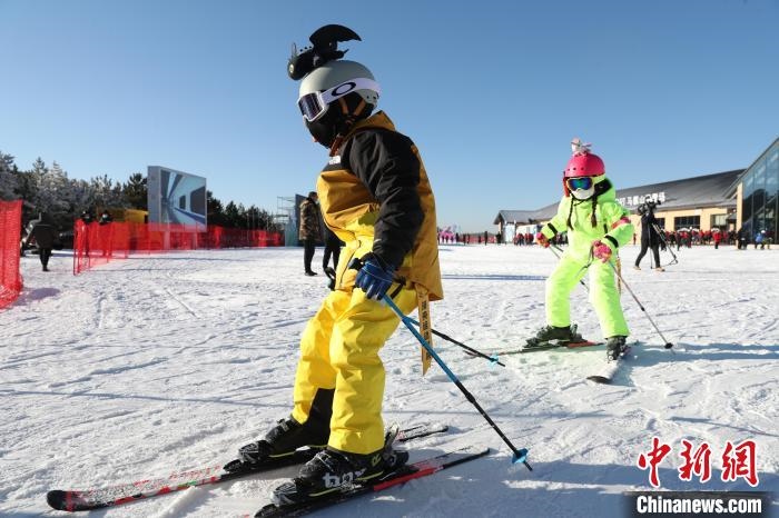 圖為滑雪場(chǎng)現(xiàn)場(chǎng)。　許婷 攝