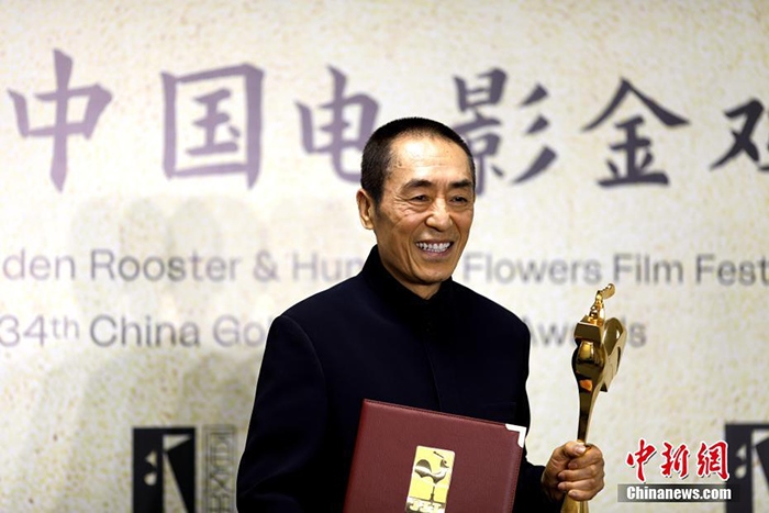 12月30日晚，第34屆中國電影金雞獎頒獎典禮在福建省廈門市舉行。張藝謀以執(zhí)導(dǎo)《懸崖之上》榮膺最佳導(dǎo)演獎。 <a target='_blank' href='/'>中新社</a>記者 呂明 攝