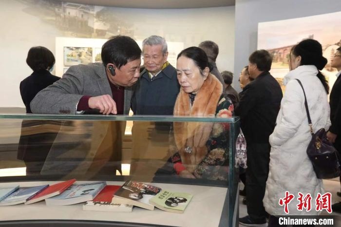 船政后裔在參觀新館?！￡悤造o 攝