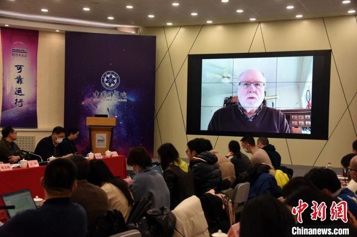 美國(guó)伊利諾伊大學(xué)教授理查德？克魯切爾通過視頻點(diǎn)評(píng)FAST測(cè)量星際磁場(chǎng)最新研究成果?！?lt;a target='_blank' href='/'>中新社</a>記者 孫自法 攝