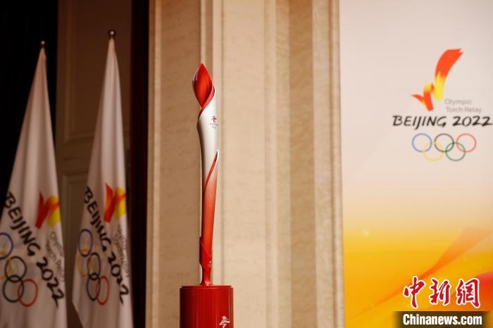 展示的北京冬奧會火炬?！〗x 攝
