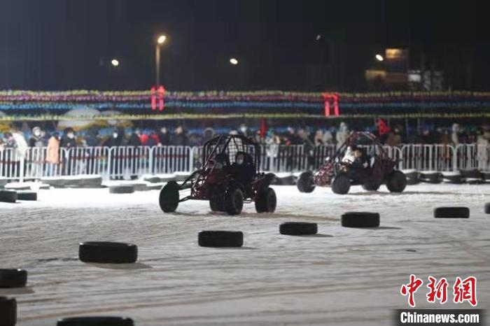 來(lái)吧，一起體驗(yàn)雪地越野車的刺激吧?！∮诤Ｑ?攝