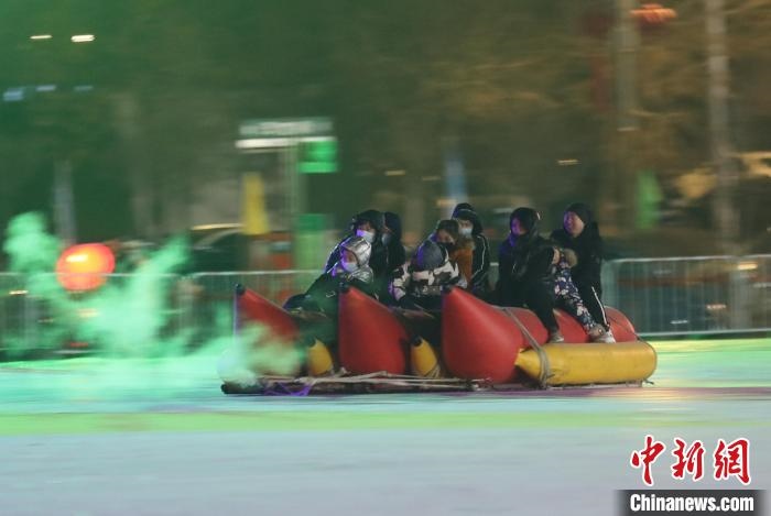 民眾沉醉在冰上香蕉船的快樂中?！∮诤Ｑ?攝