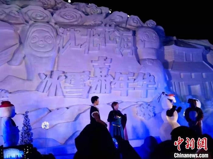 活動(dòng)現(xiàn)場(chǎng)表演的《冰雪奇緣》很受歡迎。　趙桂華 攝